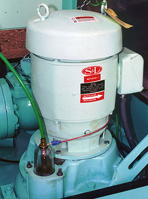 Vacuum-primed pump